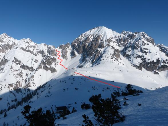 Ein Blick zur Eppzirler Scharte mit Erlspitze rechts. Dieser Übergang stellt eine Variante zur Abfahrt dar. Endpunkt der Tour ist dann Scharnitz. Mit dem Zug retour zum Ausgangspunkt.