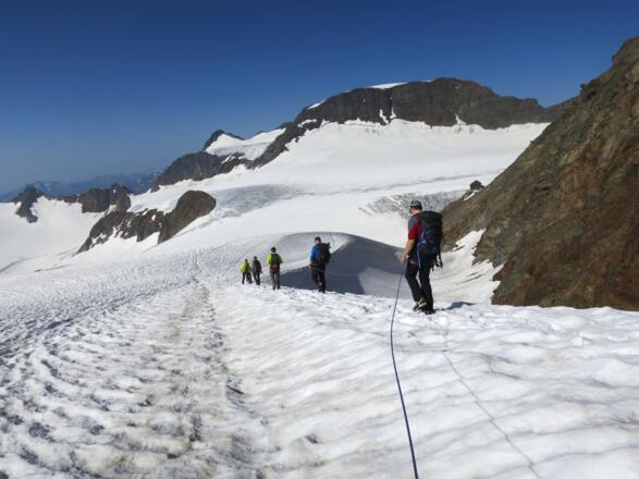 Die Müllerhütte wird sichtbar, hinten die ausladende Sonklarspitze (3449 m), links dahinter das Hohe Eis (3388 m).