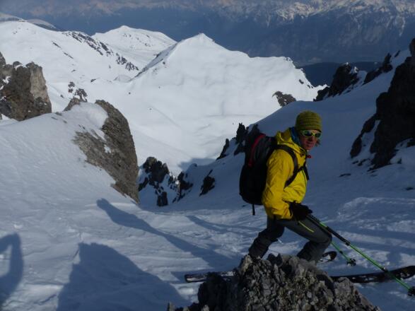 Durch eine der steilen Rinnen führt die Abfahrt ins Lizumer Kar.