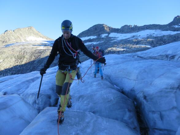 ... auch Anseilen macht Sinn, obwohl der Gletscher blank ist.