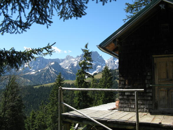 Die private Hütte ist als Zwischenziel erreicht und bietet einen Traumblick auf Östliche Karwendelspitze!