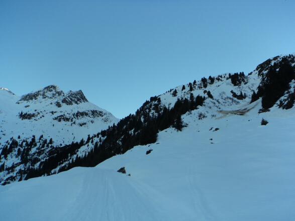 Auf dem Winterweg zur Franz Senn Hütte. Später sind wir dann über den Rücken links der Lawine abgefahren.