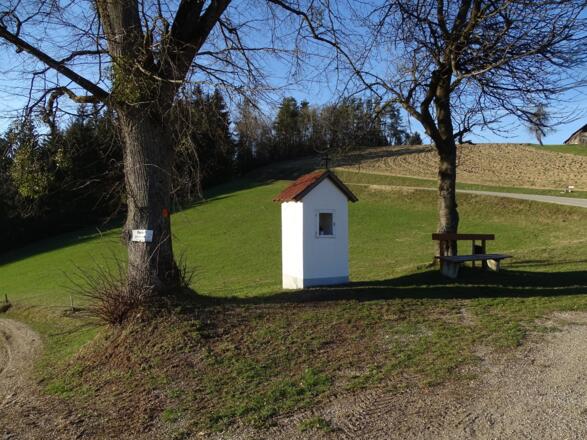 Kapelle in Schatzl, wo der Weg nach Pierbach abzweigt