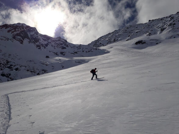 Die bis zu 33° steile Flanke