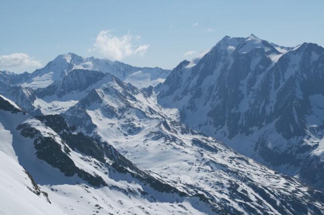 Blick vom Kraxentrager in das tiefeingeschnittene Oberbergtal mit den Hängegletschern des Hoch- und Grießferner. Auch der Einschnitt der Grießscharte am Talende ist gut zu erkennen.