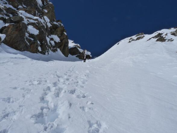 Nicht selten benötigt man aufgrund der Südostausrichtung für die Steilrinne Steigeisen.