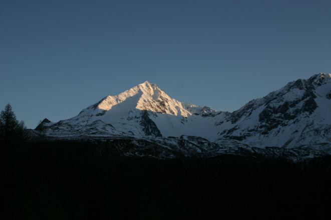Der Rauchkofel in der Morgensonne beim Aufstieg