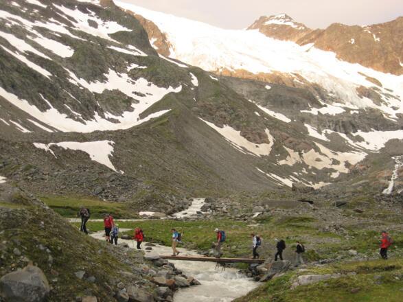 Kurz nach der Hütte, wenn es wieder flacher wird erreicht man die Abzweigung zur blauen Lacke