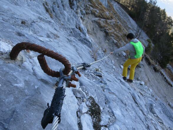 Nur wenige Stellen sind mit Drahtseilen versichert - nicht besonders ausgesetzt, trotzdem ist Trittsicherheit erfoderlich.