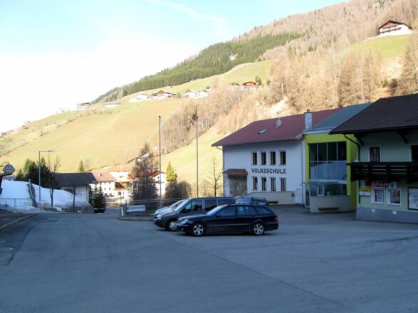 Start im Ortszentrum von Navis.