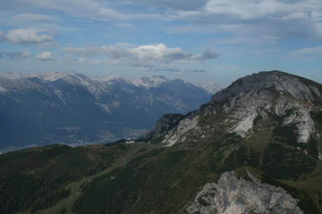 Blick vom Widdersberg zur Nockspitze. Linkerhand ist das Birgitzköpflhaus gut erkennbar. Rechts unten ragt die Schneiderspitze, der letzte Gipfel in diesem Reigen, empor.