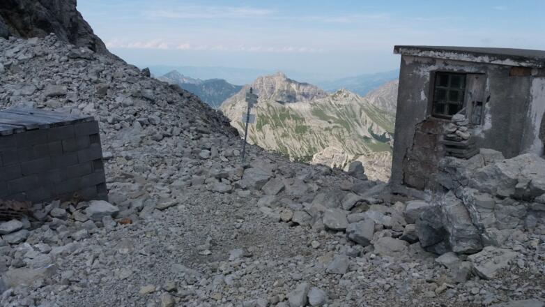 Abzw Brandener Gletscher/Nenz.Himmel: zwei alte Häuschen, Wegweiser.