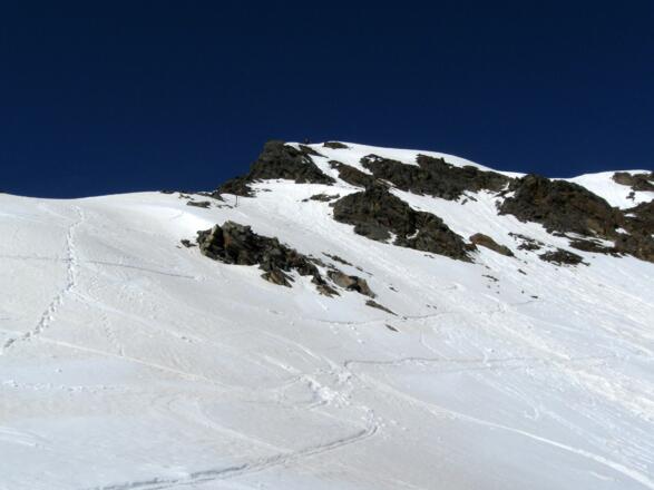 Der Schlußhang bis zum Schidepot ist sehr steil und erfordert sichere Verhältnisse. (Die Perspektive täuscht hier etwas.)