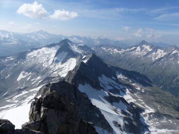 Herrlicher Ausblick nach Süden auf ein Gipfelmeer.