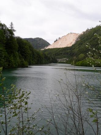 Der Kalksteinbruch Steyrling prägt das Bild der Landschaft - Wunde der Landschaft, Segen der Volkswirtschaft.