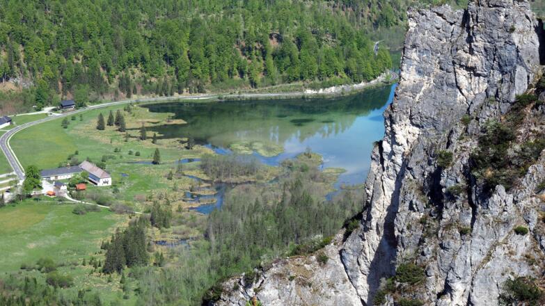 Tiefblick zum Almsee von ~910m
