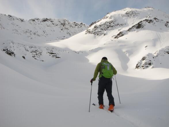 Die erste Steilstufe nach dem Stausee wird am besten über den ca: 30° steilen Hang in Bildmitte überwunden.