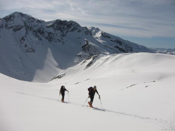 Im Wurmetal, hinten links der Hochwanner, rechts der Pirchkogel und das Schneetal.