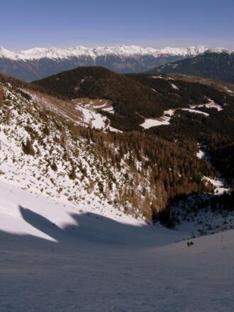 Tiefblick in die Rinne. Ausblick nach Maria Waldrast. Weitblick bis zur Nordkette.