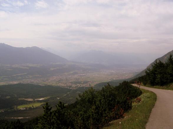 ... auf der sehr gut ausgebauten und ashaltierten Straße ins Tal. Bemerkenswert, der Ausblick auf Innsbruck.