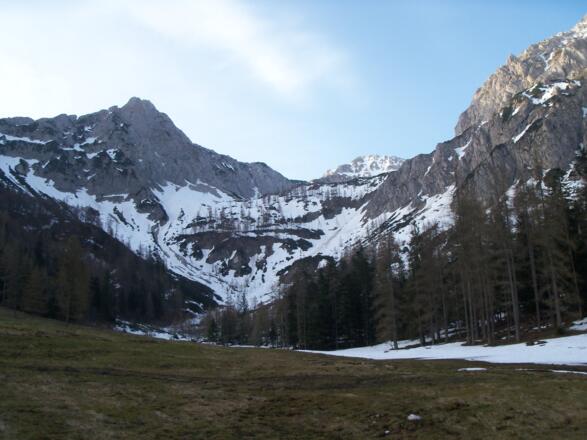 Die erste Steilstufe ins Eiskar wird am besten links haltend bezwungen.