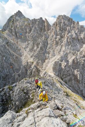Im ersten Viertel des Klettersteiges am Weg zurück zum Hafelekar - Im Hintergrund ist der Weiterweg zu Kaminspitzen und Kemacher zu sehen