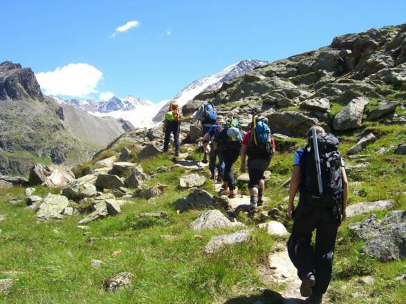 Aufbruch Richtung Gletscher - 45 Minuten Zustieg die sich lohnen!