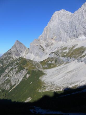 Tor zwischen Raucheck und Torstein, davor der Marstein von der Dachsteinsüdwandhütte