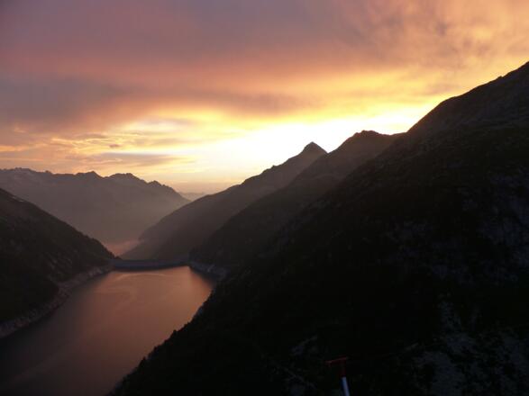 Die letzten Sonnenstrahlen über dem Zillergrund mit dem Speichersee.