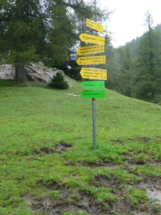 Schilderbaum bei der Neuen Magdeburger Hütte.