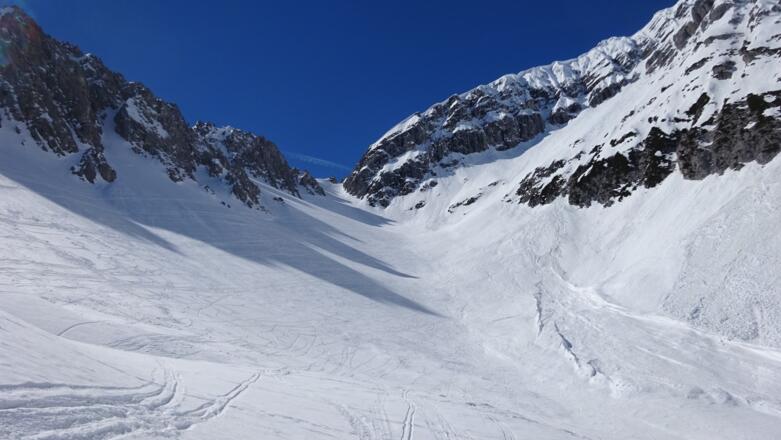 Blick zurück in das mächtige Kar - "Stempelreisen" - und das Stempeljoch. Rechts der stark überwechtete Grat zur Stempeljoch-Spitze.