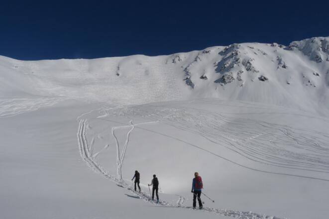Linkerhand führt der Anstieg hinauf zum Heimwaldjöchl. Rechterhand oberhalb des Felsrückens befindet sich der Rotlahnergipfel.
