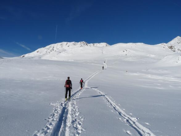 Genussreicher Anstieg mit Blick auf den Rauhen Kamm an dessen rechten Seite bereits der Gipfel des Pfoner Kreuzjöchls hervorblickt.