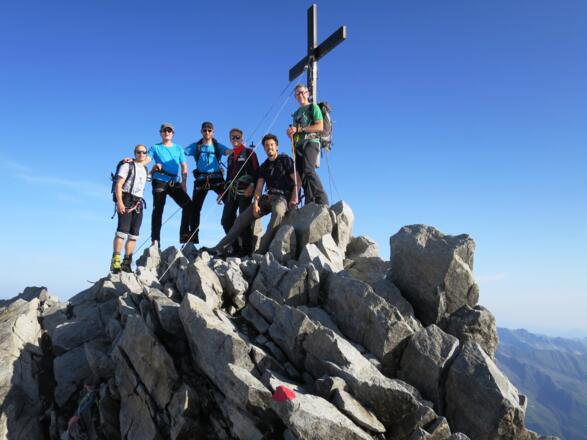 Wilder Freiger (3418 m), Gipfelkreuz und stolze Gruppe.