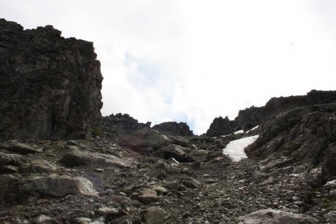 und dann steil über den Schotterhang unter den Gipfel aufsteigen