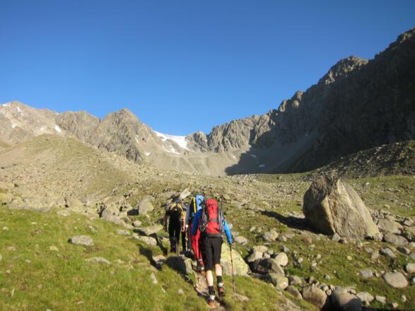 Noch einmal gabelt sich unser Weg: Der Anstieg zum Berglasübergang (Eis-/Firnflanke in Bildmitte) führt über den Moränenrücken ganz rechts. Der Steig über den linken Moränenrücken führt zum Berglasferner - über ihn werden wir absteigen.