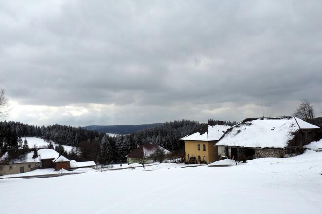 Links queren, Hof mit Zufahrststraße ~910m