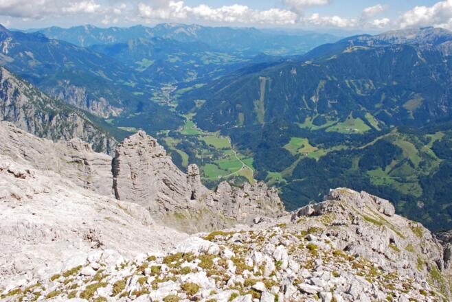 Blick vom Ostgrat des Hebenkas auf die Türme und das Stodertal – im Hintergrund das Sengsengebirge