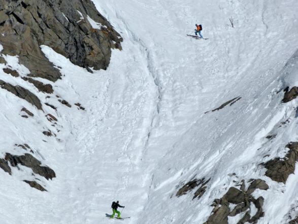 Die Steilabfahrt durch die Rinne. Bei zu früher Abfahrt kann der Schnee noch zu hart sein. Jedoch sollte man bedenken das man im unteren Drittel nicht zu spät dran sein sollte!