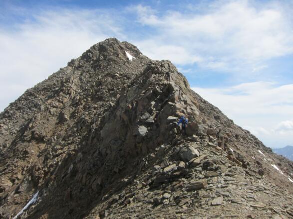 Kurze Aufsteilungen im Grat bieten leichte Kletterstellen (II+). Geübte gehen ungesichert, ....