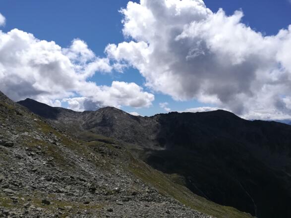 Blick zu den blauen Seen und den Morgenkogel