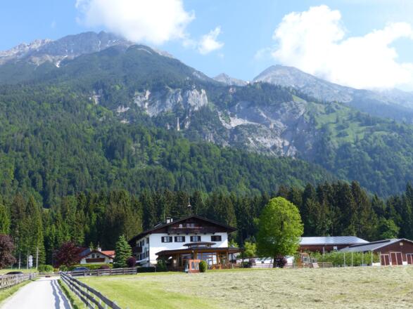 Oberhalb von Innsbruck erreichen wir den schön gelegenen Rechenhof.