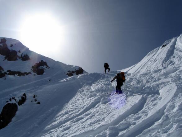 Ausstieg aus der rechten der beiden Rinnen. Diese kann man je nach Schnee mit Schiern bezwingen, weil sie etwas breiter ist.