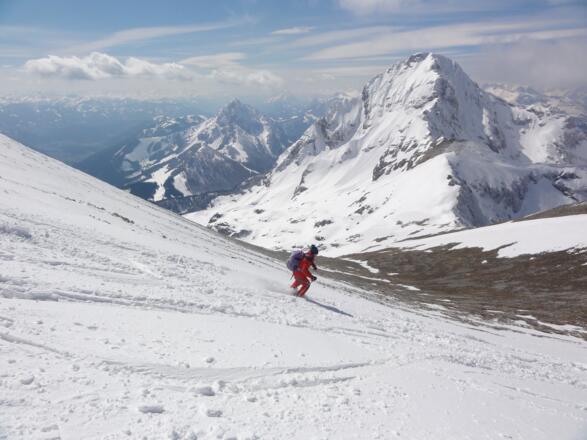 Abfahrt vom Gipfel bei sehr viel Schnee (Gipfelhang ist oft abgeblasen)