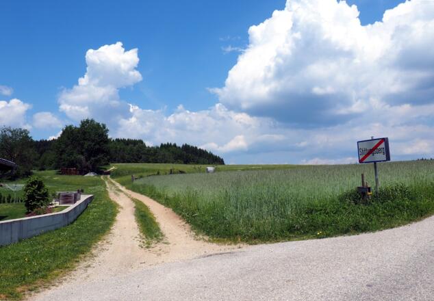 Abzweig links, zum Gipfelkreuz Stiftungsberg 20'