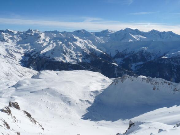 Vom Sattel schweifen nochmals die aussichtsreichen Blicke nach Süden.