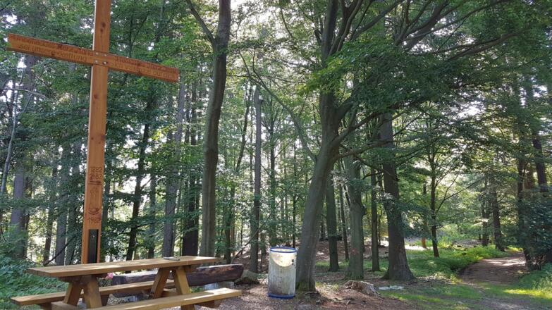 Das 2018 neu renovierte 3 Buchen Kreuz mit Bankerl