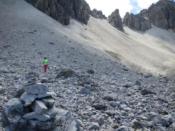 Gut sichtbar der Weg aus dem Lizumer Kar zur Malgrubenscharte (rechts von dem markanten Felsturm)..