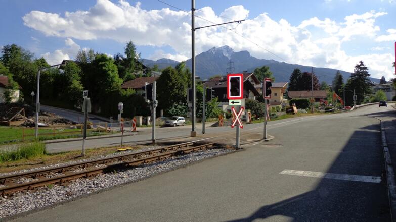 Die Kreuzung in Natters queren und auf den schmalen Weinweg weiter aufwärts (Richtung des Pfeiles auf dem Schild)
