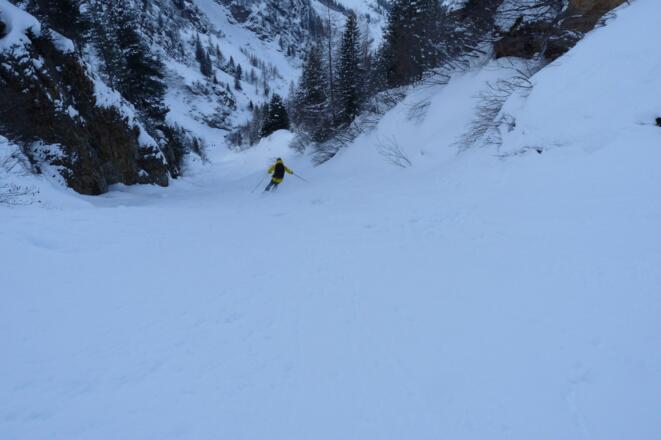 Die Abfahrt durch die steile Rinne erfordert eine gute und sichere Skitechnik.